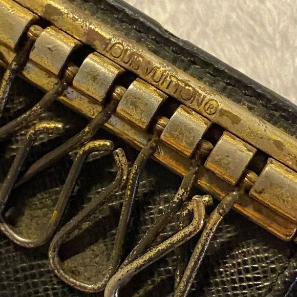 *Very Worn* Authentic Louis Vuitton 2004 Black Epi Leather 6 Key Case - Picture 5 of 10